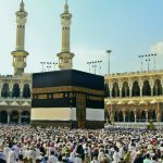 Умра, малый хадж, совершается паломниками в Мекке перед Каабой